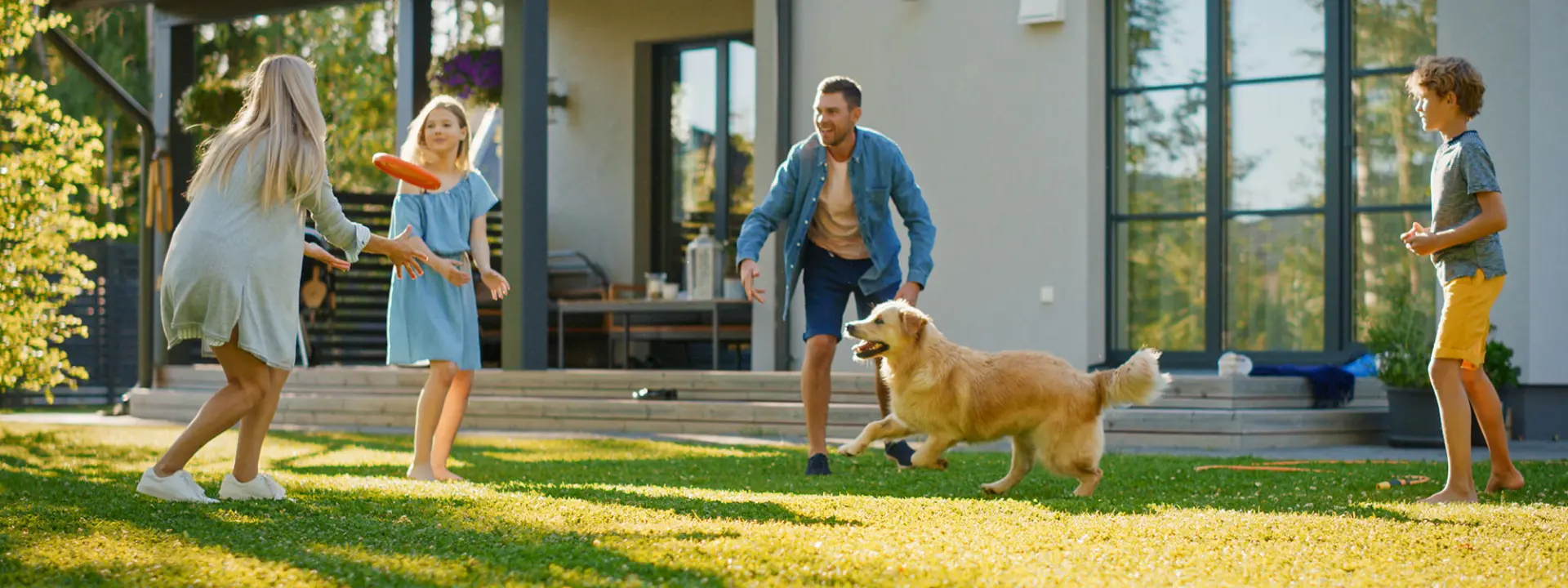 Famille qui s'amuse sur leur pelouse